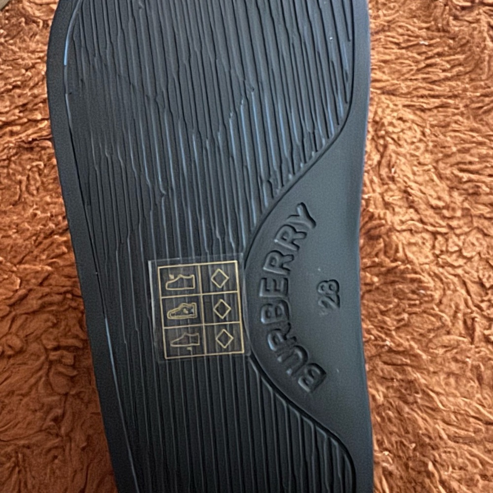 Brand new 
Includes box & dust bag 
Kids unisex
100% authentic